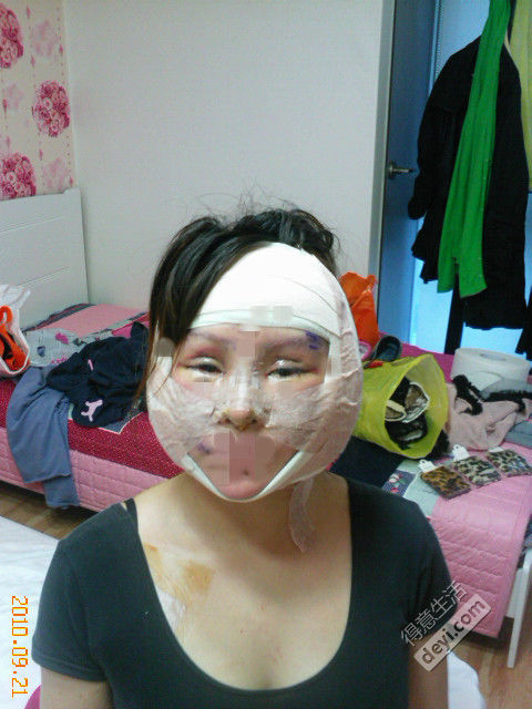 �й���һ���ݿ�����Ů��Ƭ,���ݿ��˺�۱�������ǰ��Ա�ͼ�ع�