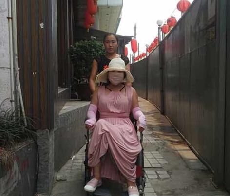 �й���һ���ݿ�����Ů��Ƭ,���ݿ��˺�۱�������ǰ��Ա�ͼ�ع�