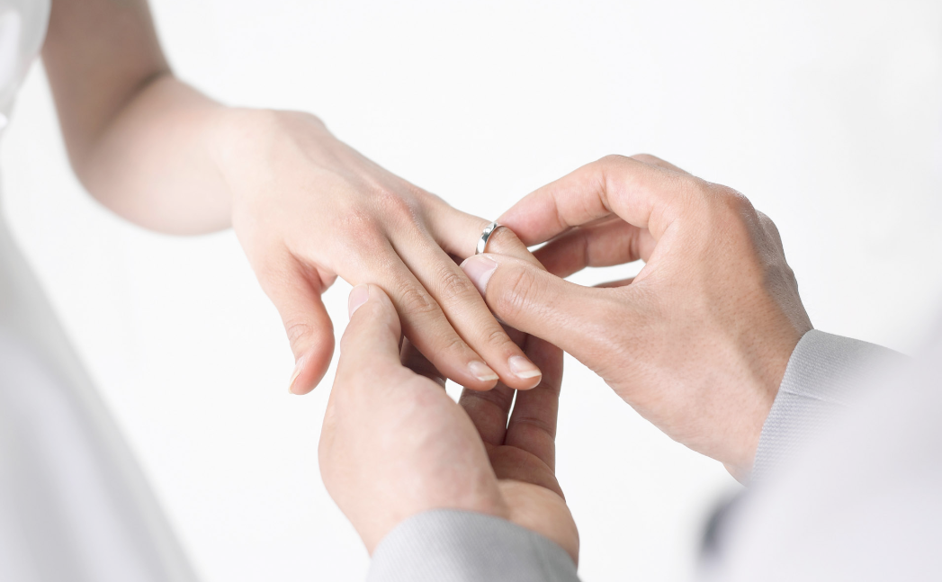 结婚戒指戴哪个手指是正确的？男女有区别吗？都有些什么讲究？